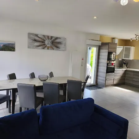 Belle Maison Avec Piscine Chauffee A Partir De Mi Avril Proche De La