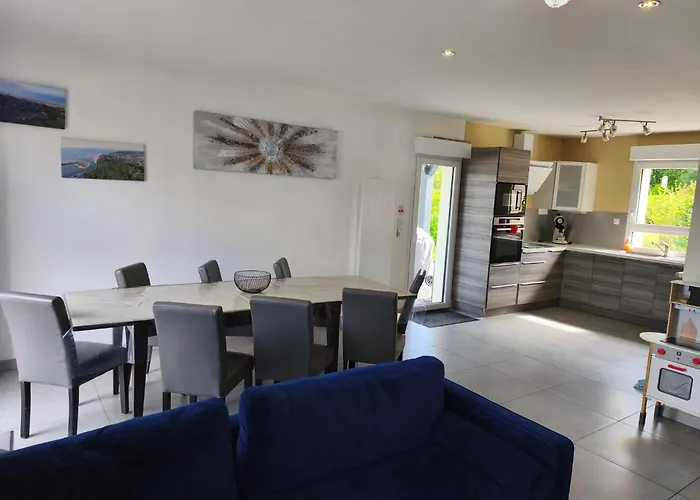 Belle Maison Avec Piscine Chauffee A Partir De Mi Avril Proche De La